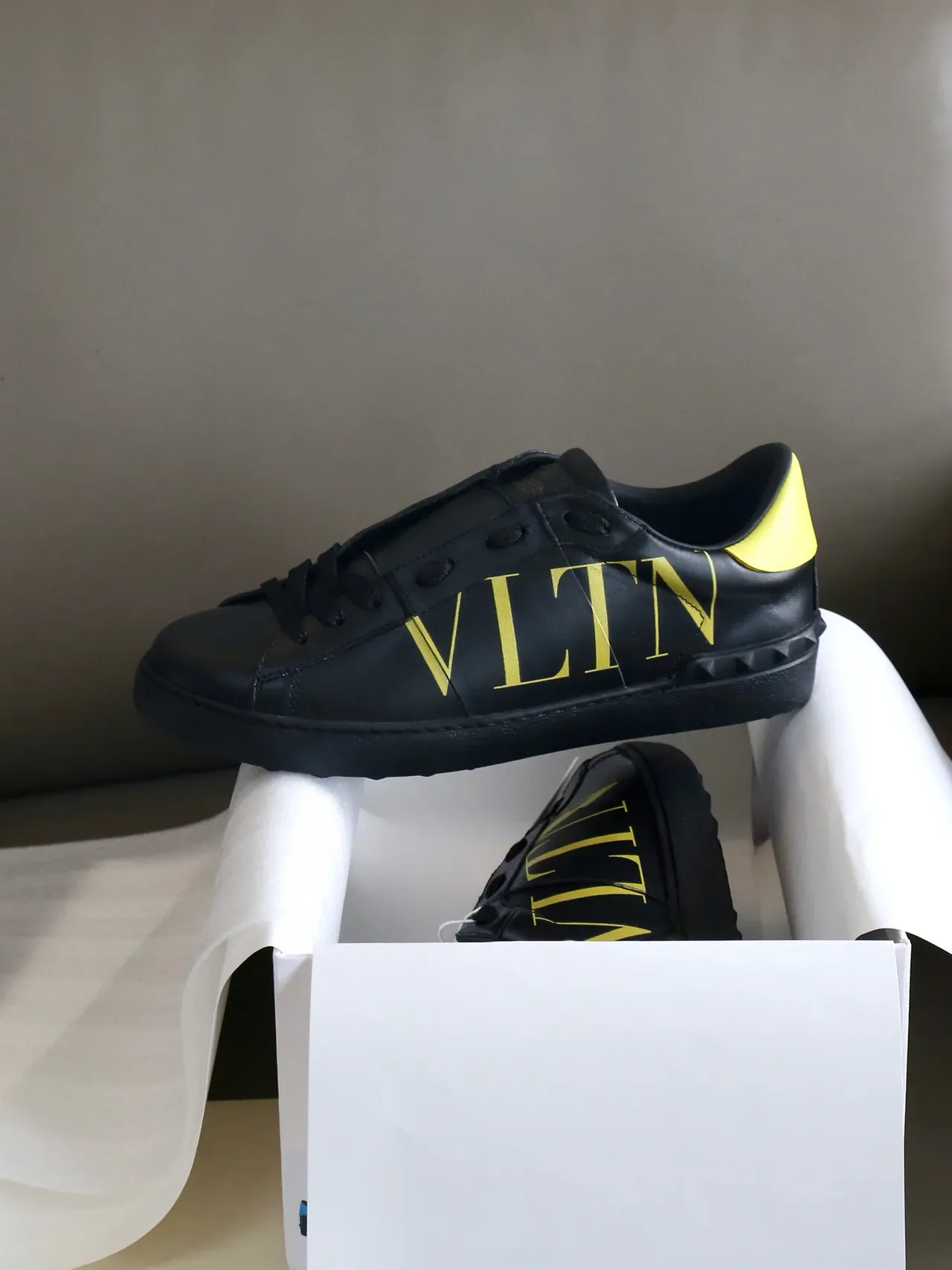 Valentino VLTN sneakers lifestyle en cuir noir et jaune 9
