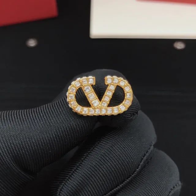 Valentino VLTN Brincos de tachinha com Cristais Pavé em tom dourado 6