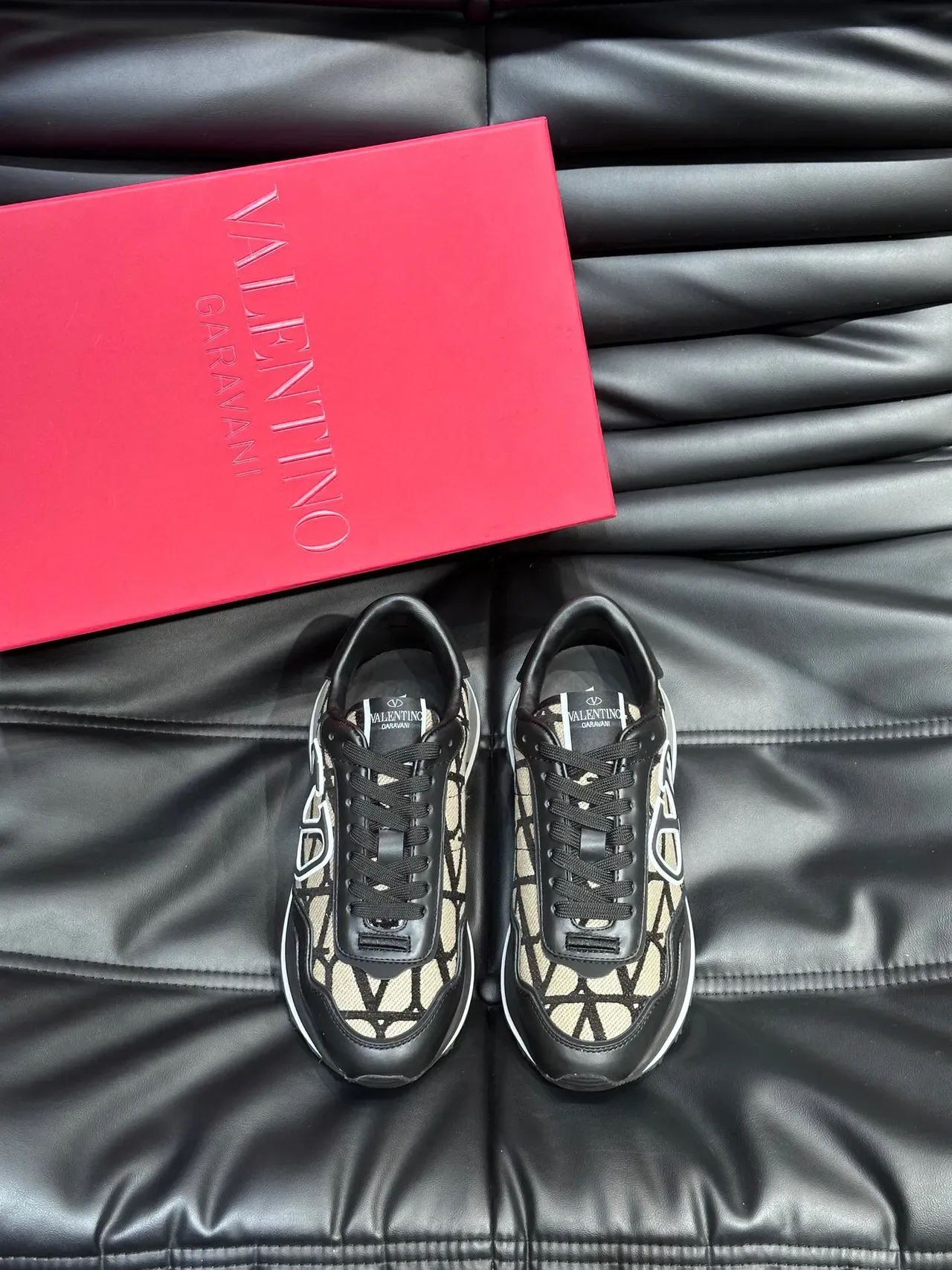 Valentino VLTN Runner Baskets Lifestyle Monogram Noir et Beige 2