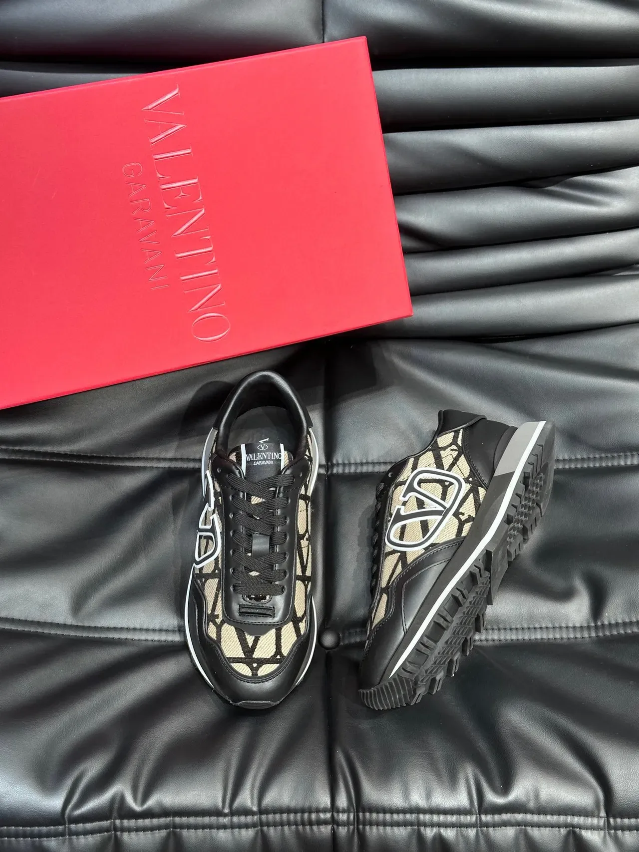 Valentino VLTN Runner Baskets Lifestyle Monogram Noir et Beige 3