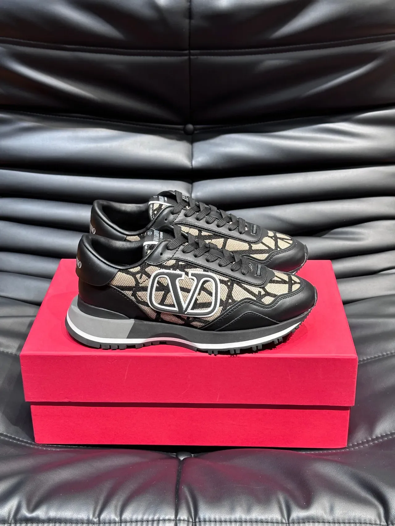 Valentino VLTN Runner Baskets Lifestyle Monogram Noir et Beige 4