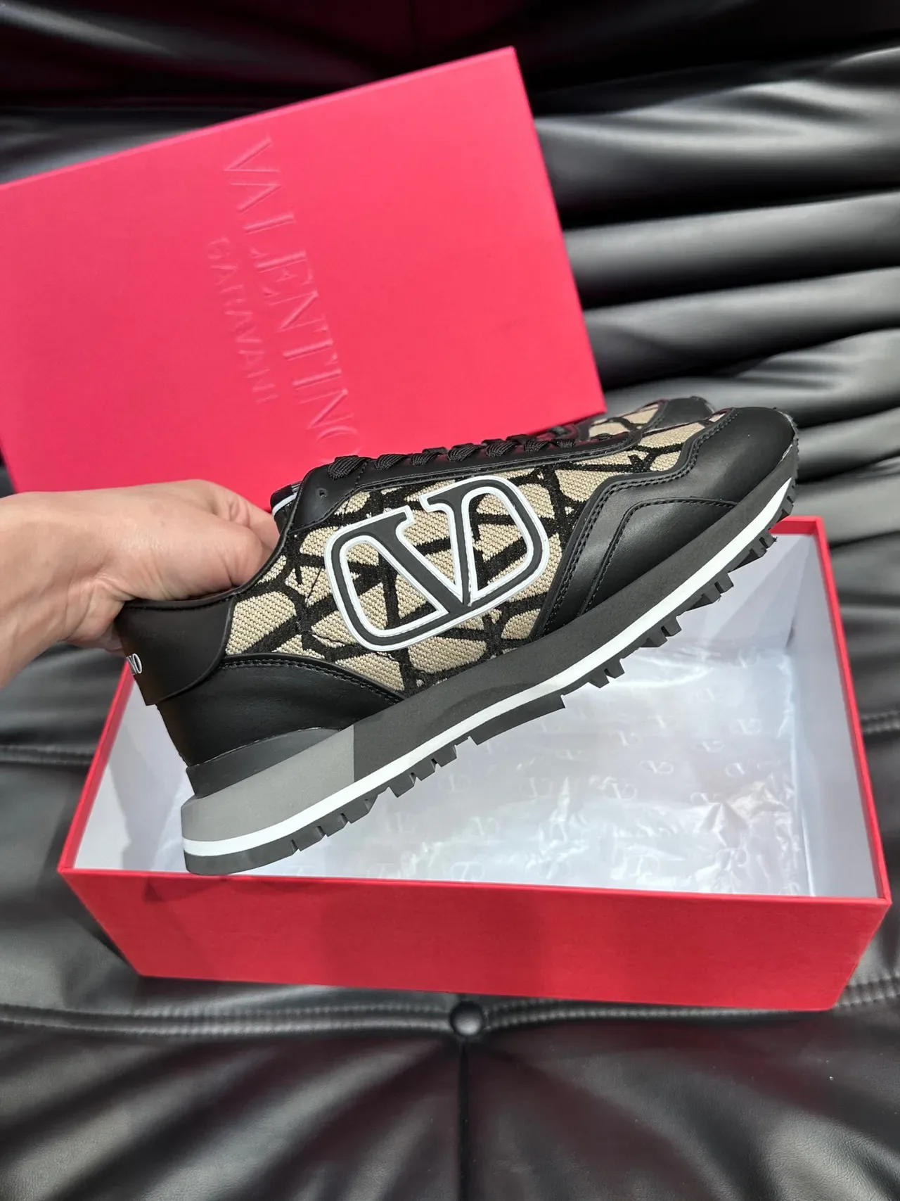 Valentino VLTN Runner Baskets Lifestyle Monogram Noir et Beige 5
