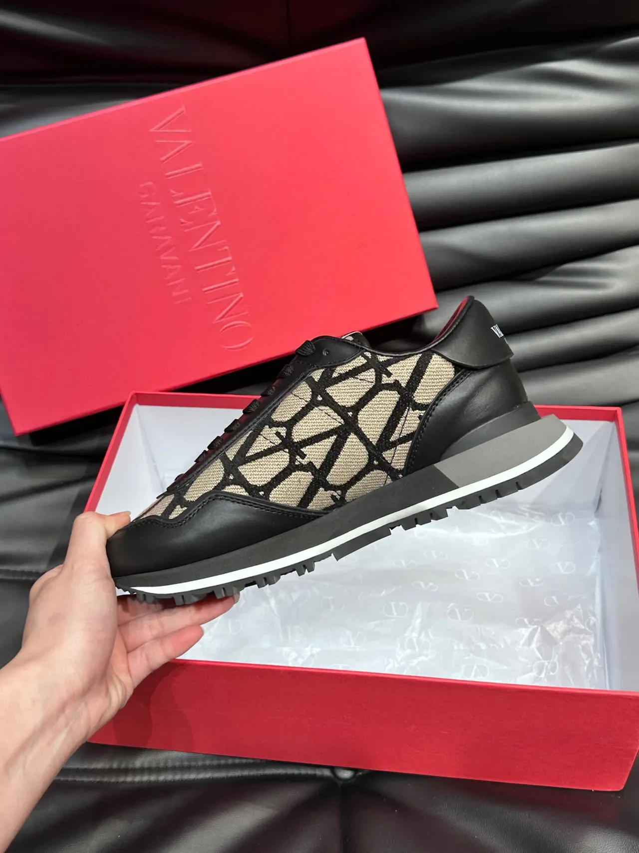 Valentino VLTN Runner Baskets Lifestyle Monogram Noir et Beige 6