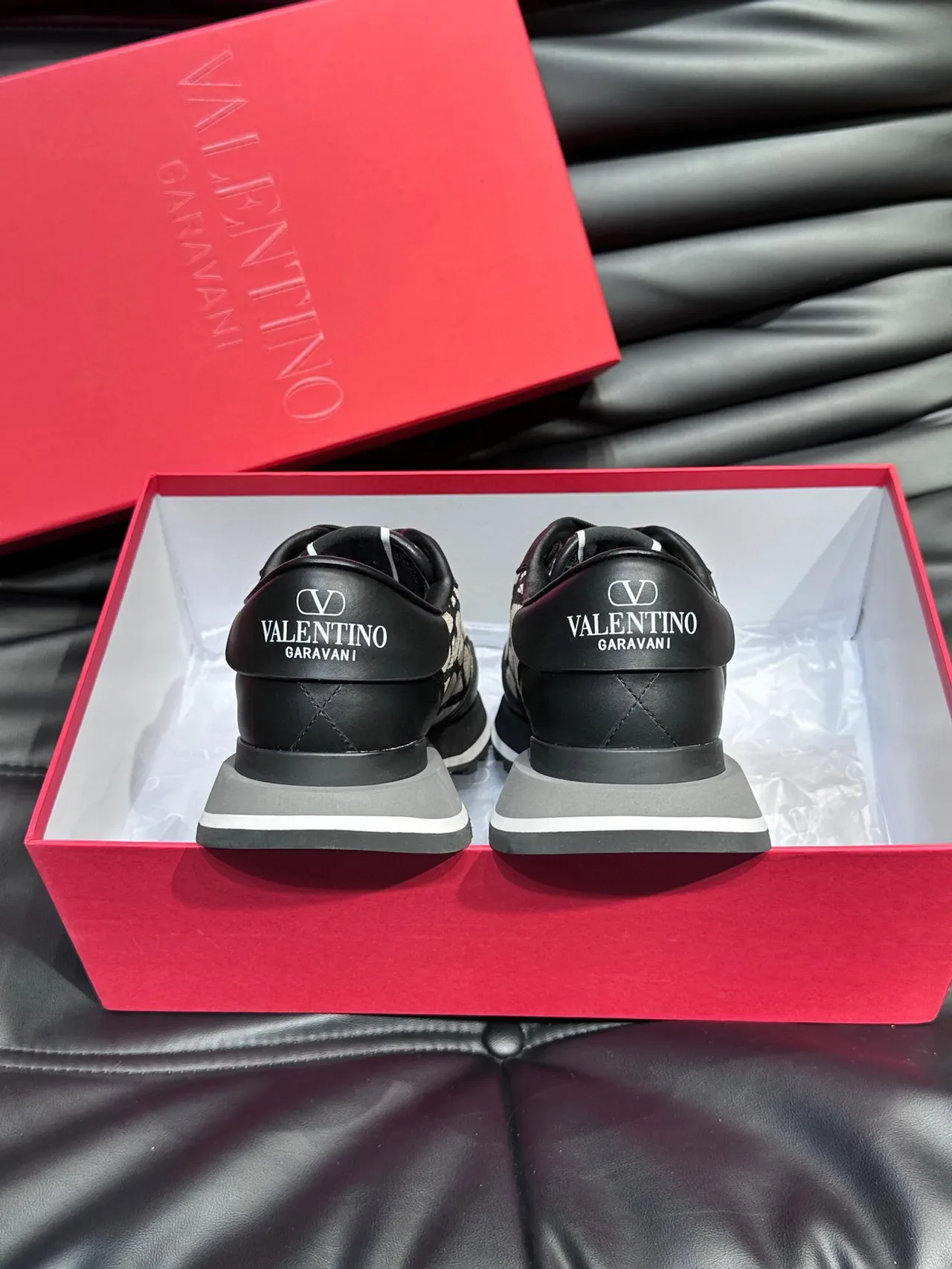 Valentino VLTN Runner Baskets Lifestyle Monogram Noir et Beige 7