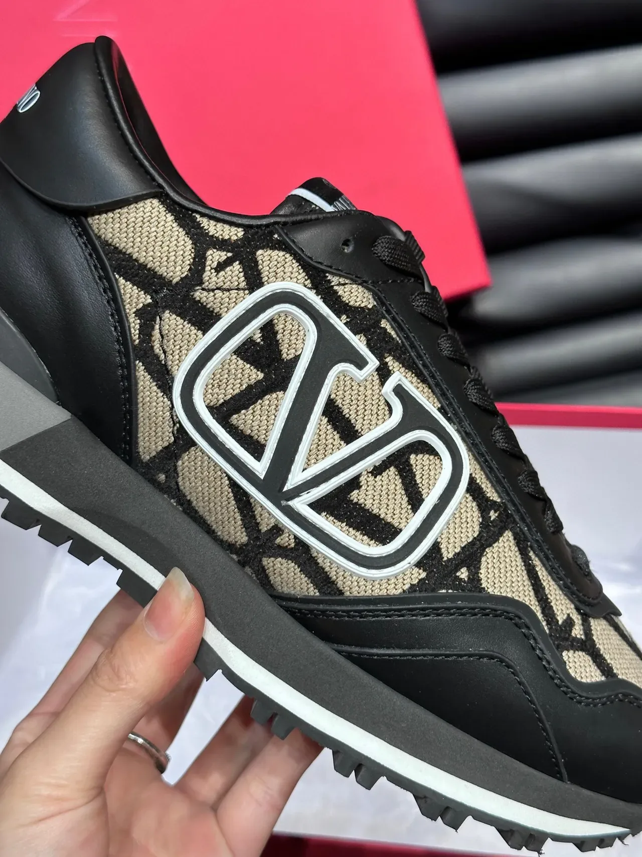 Valentino VLTN Runner Baskets Lifestyle Monogram Noir et Beige 8