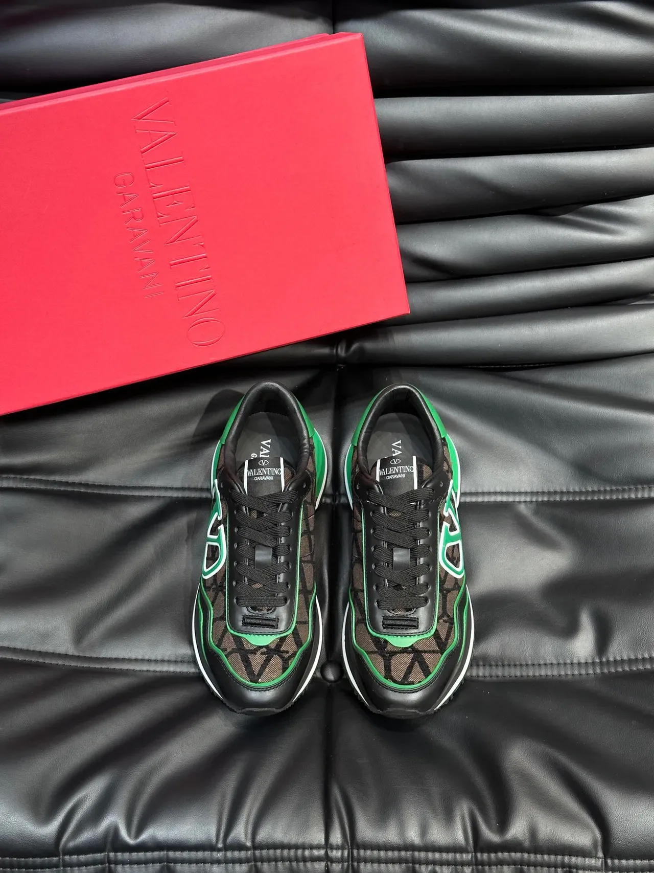 Valentino VLTN Runner Vert Noir Monogram Lifestyle Sneakers 2