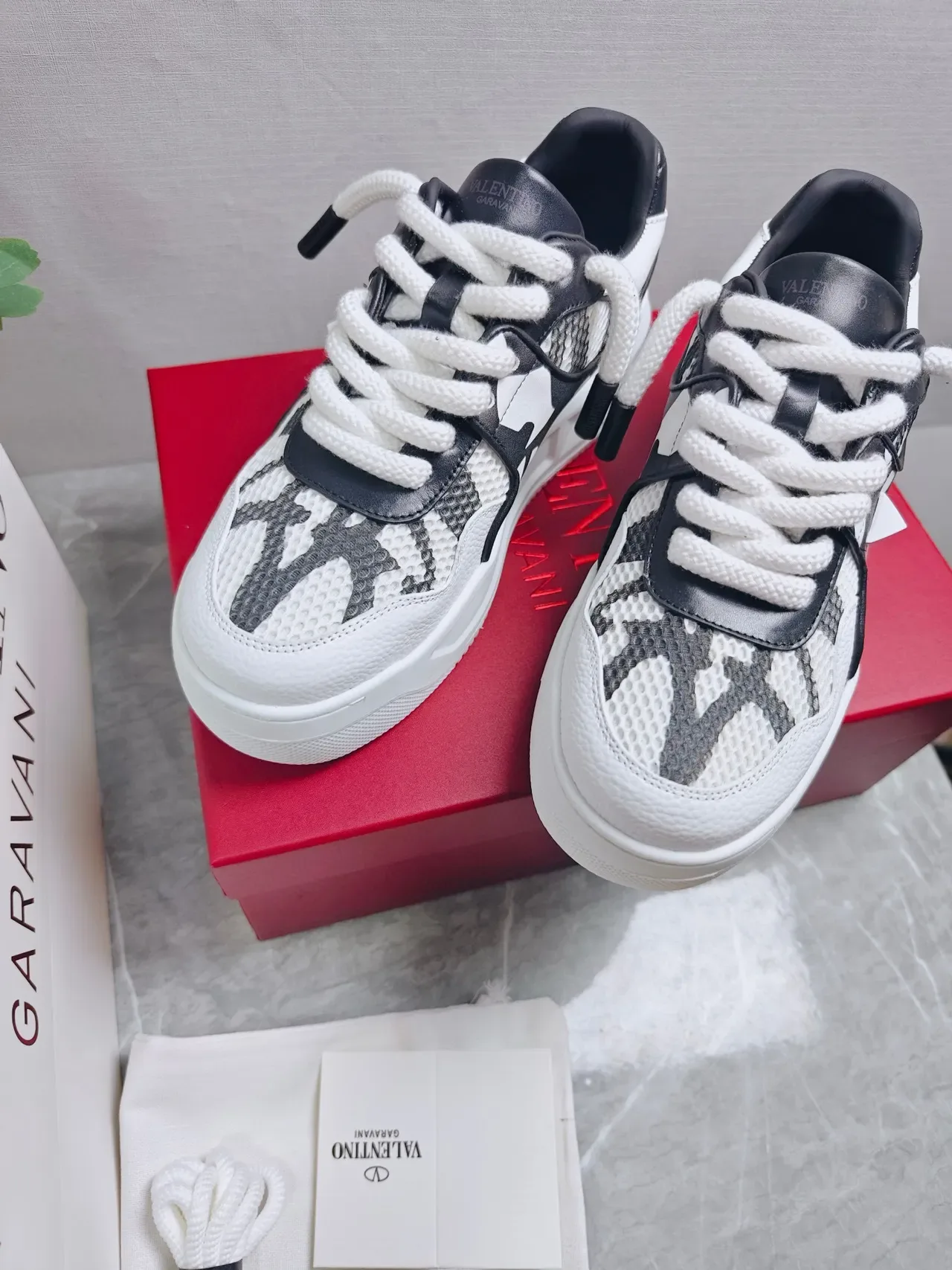Valentino sneakers lifestyle blanc et noir semelle plateforme chunky panneau mesh et cuir 2