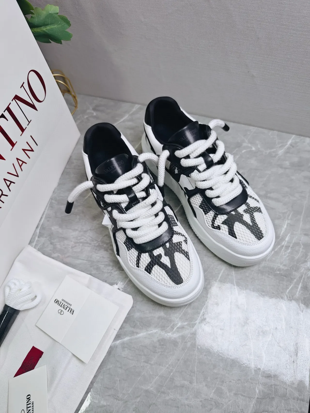 Valentino sneakers lifestyle blanc et noir semelle plateforme chunky panneau mesh et cuir 3