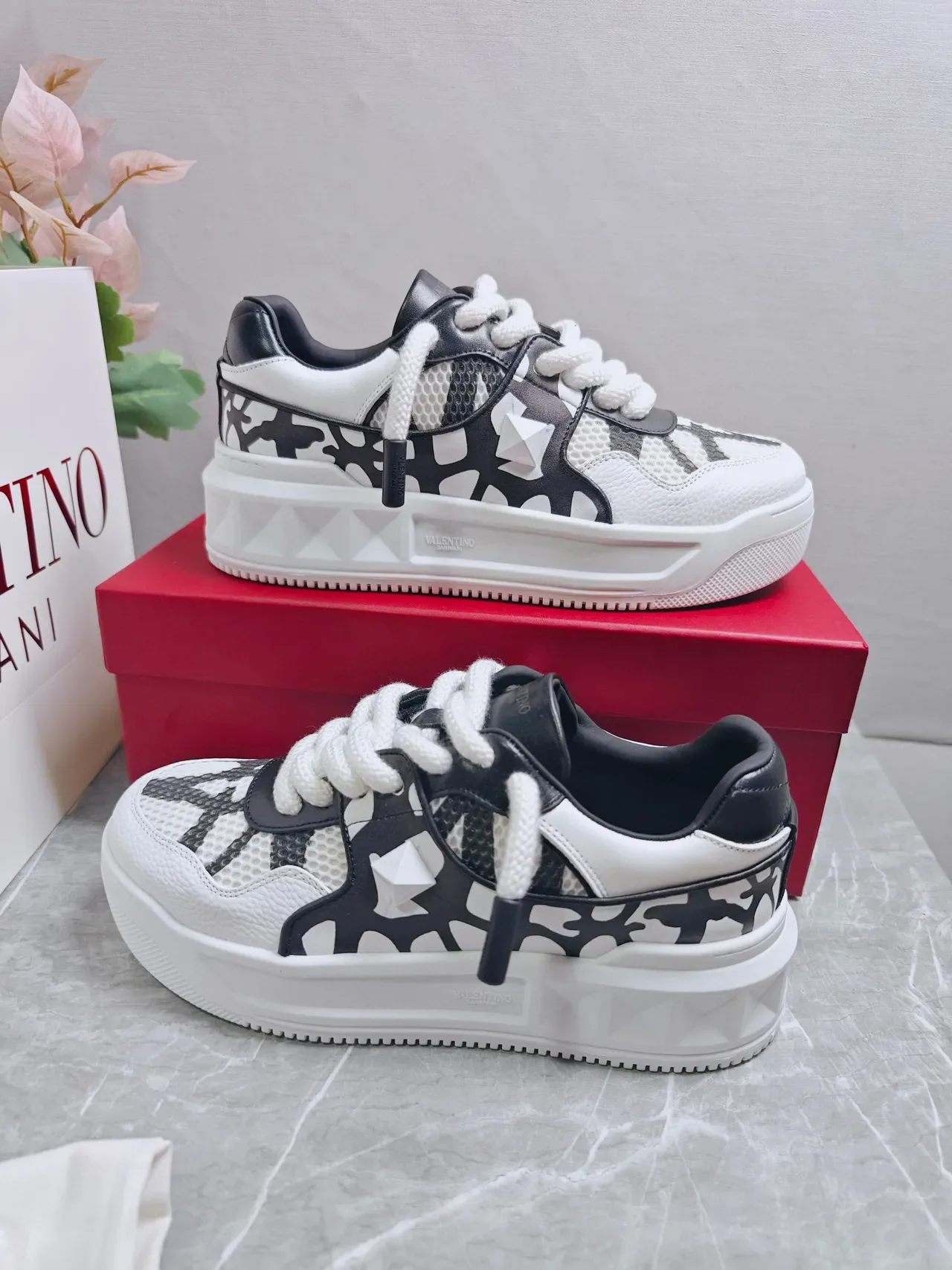 Valentino sneakers lifestyle blanc et noir semelle plateforme chunky panneau mesh et cuir 4