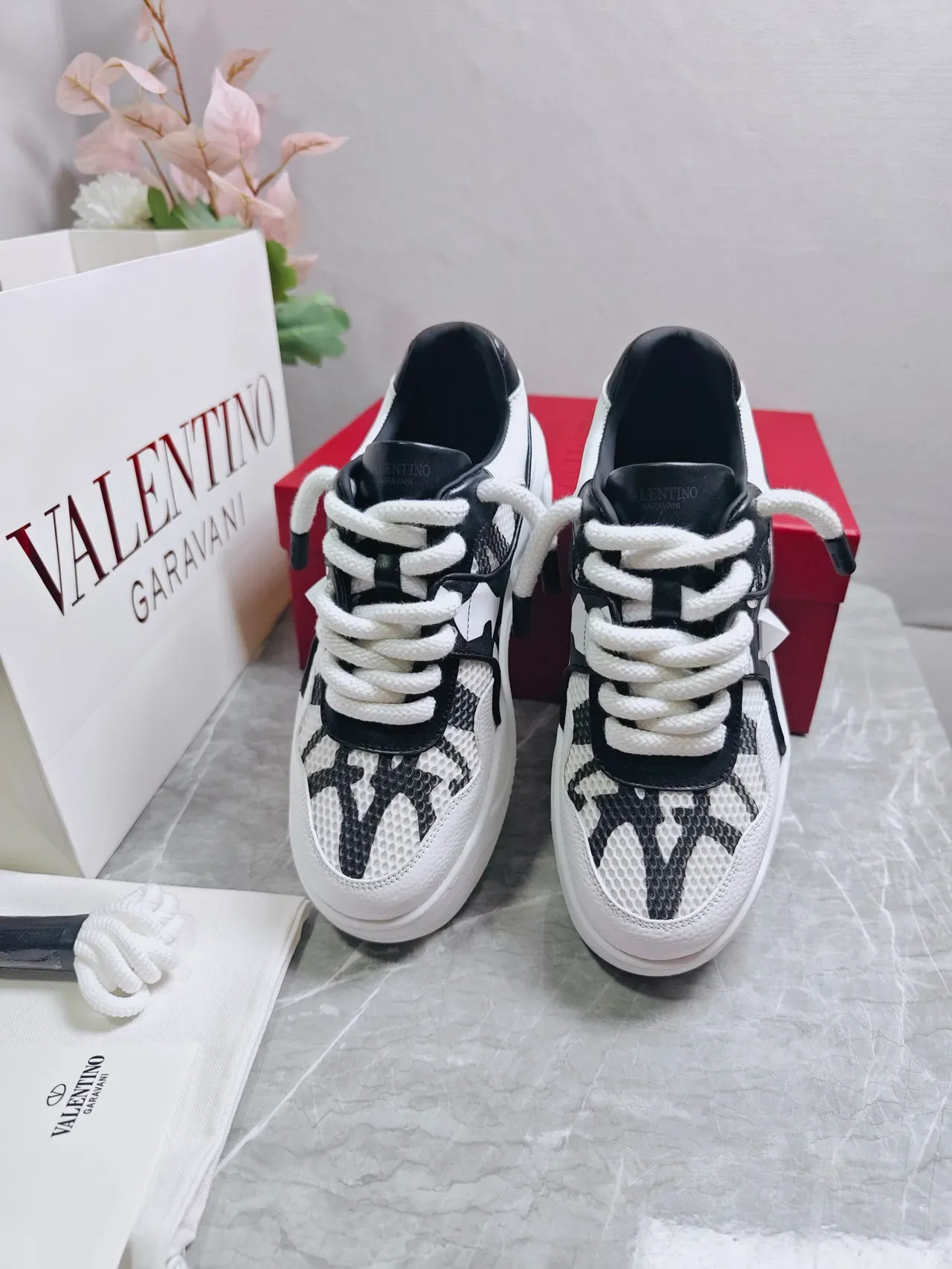 Valentino sneakers lifestyle blanc et noir semelle plateforme chunky panneau mesh et cuir 6