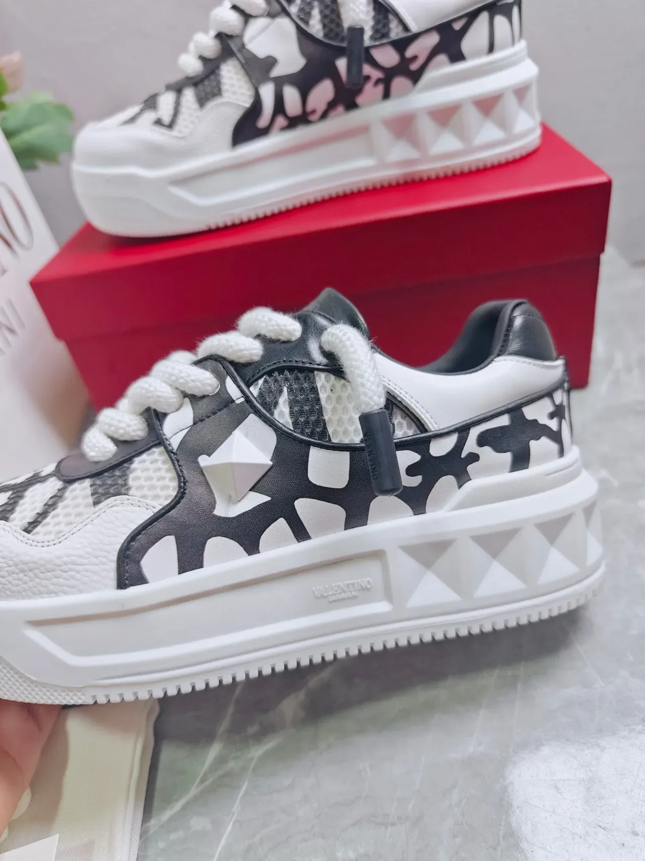 Valentino sneakers lifestyle blanc et noir semelle plateforme chunky panneau mesh et cuir 7