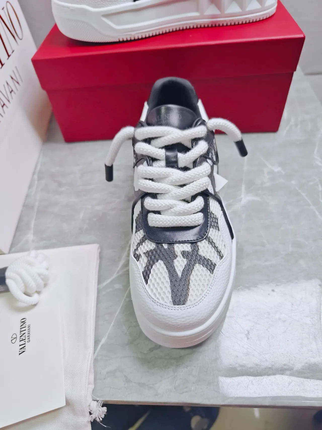 Valentino sneakers lifestyle blanc et noir semelle plateforme chunky panneau mesh et cuir 8