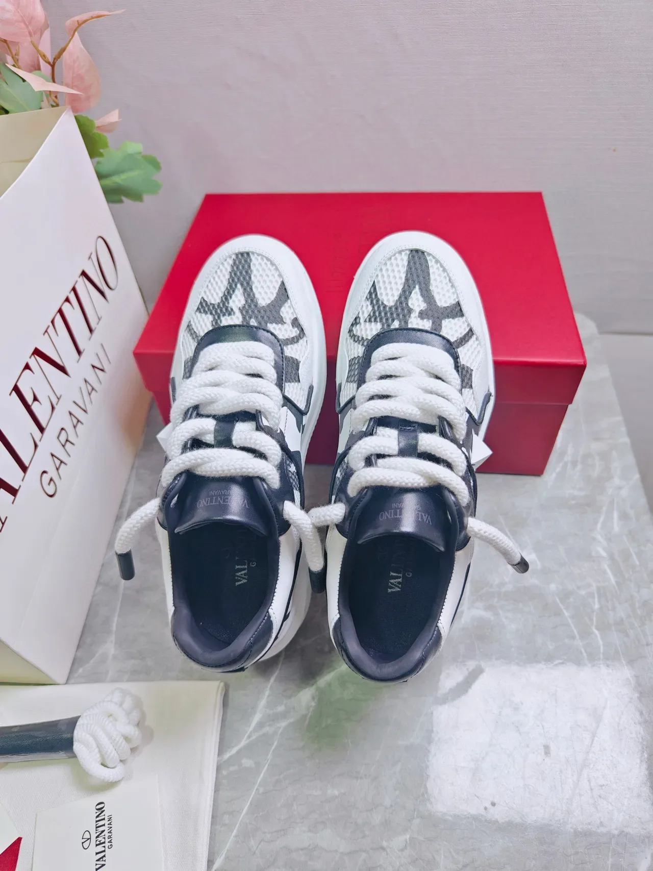 Valentino sneakers lifestyle blanc et noir semelle plateforme chunky panneau mesh et cuir 9
