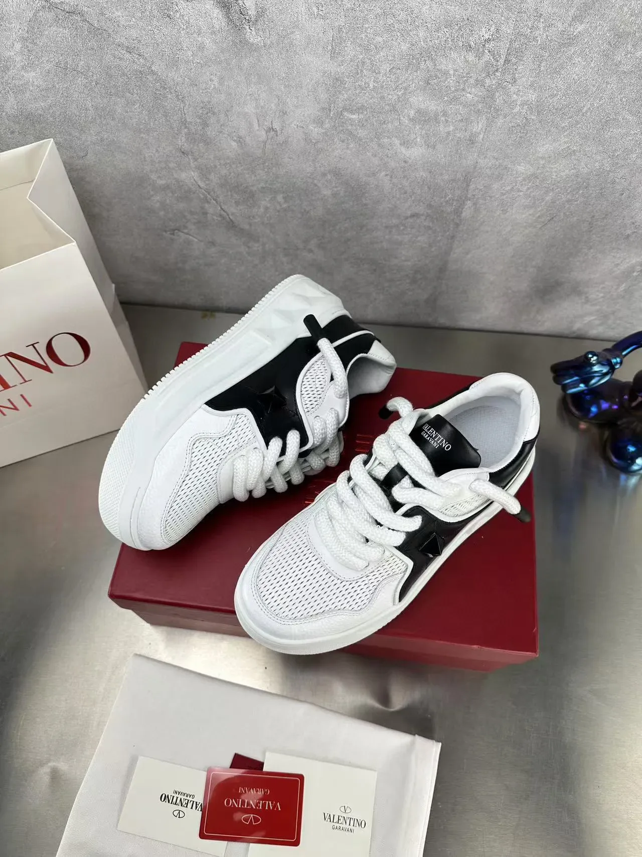 Valentino Blanc Noir maillage perforé supérieur recouvrements latéraux sneakers lifestyle 2