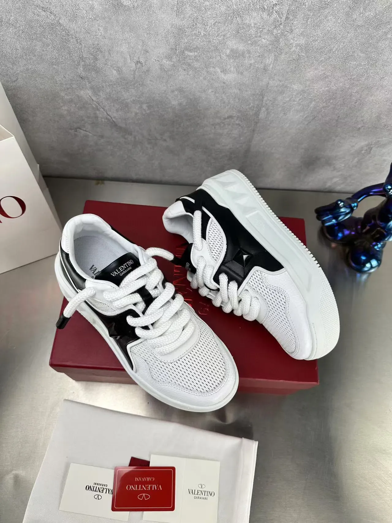 Valentino Blanc Noir maillage perforé supérieur recouvrements latéraux sneakers lifestyle 3