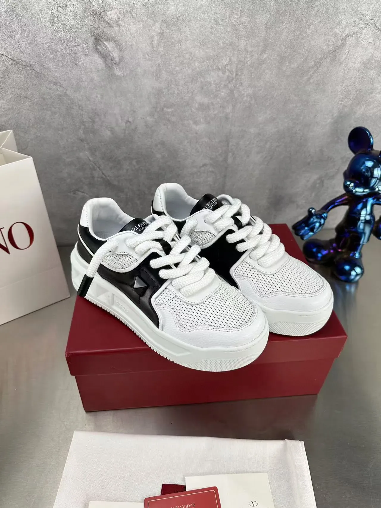 Valentino Blanc Noir maillage perforé supérieur recouvrements latéraux sneakers lifestyle 4