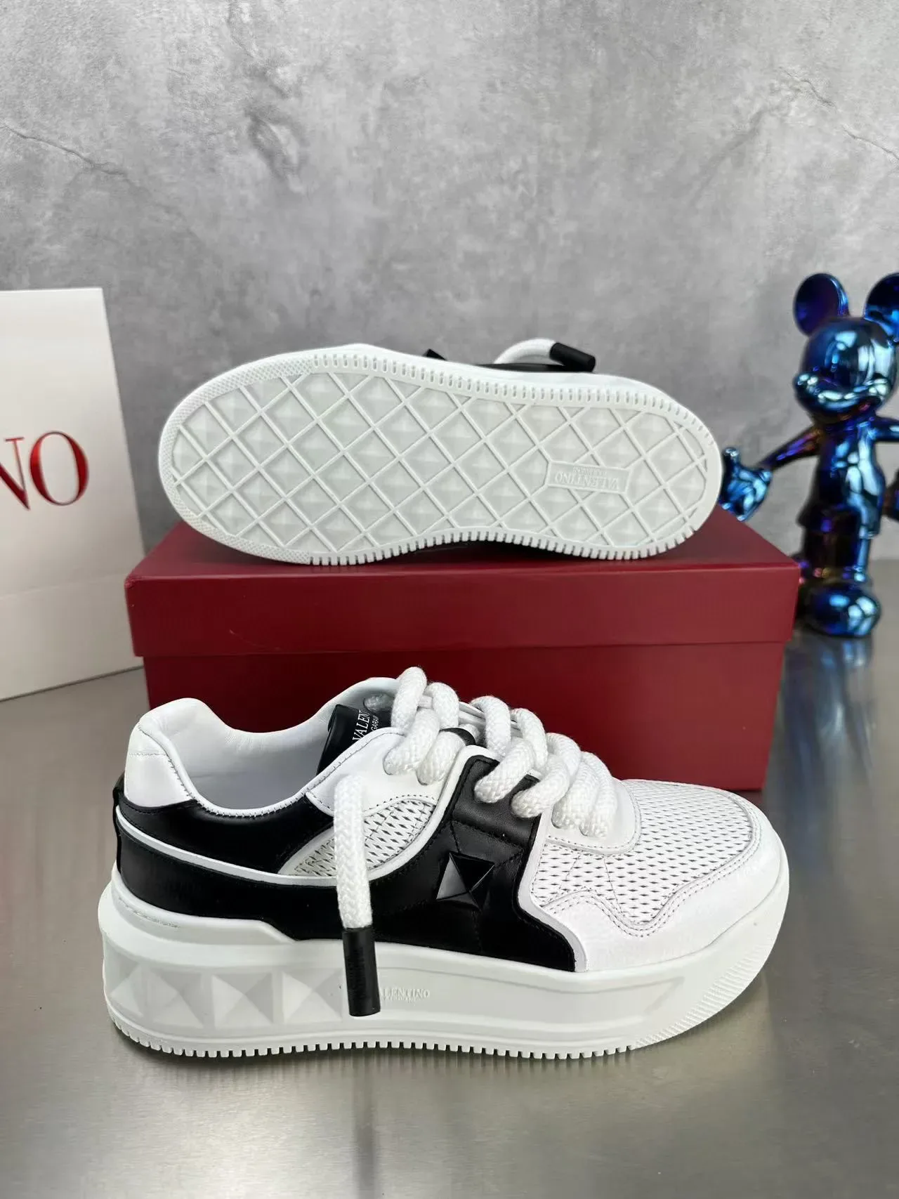 Valentino Blanc Noir maillage perforé supérieur recouvrements latéraux sneakers lifestyle 5