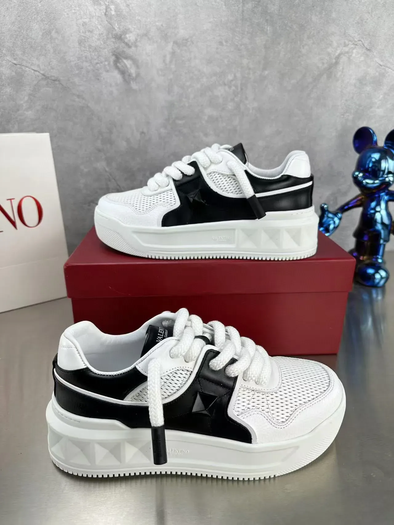 Valentino Blanc Noir maillage perforé supérieur recouvrements latéraux sneakers lifestyle 6