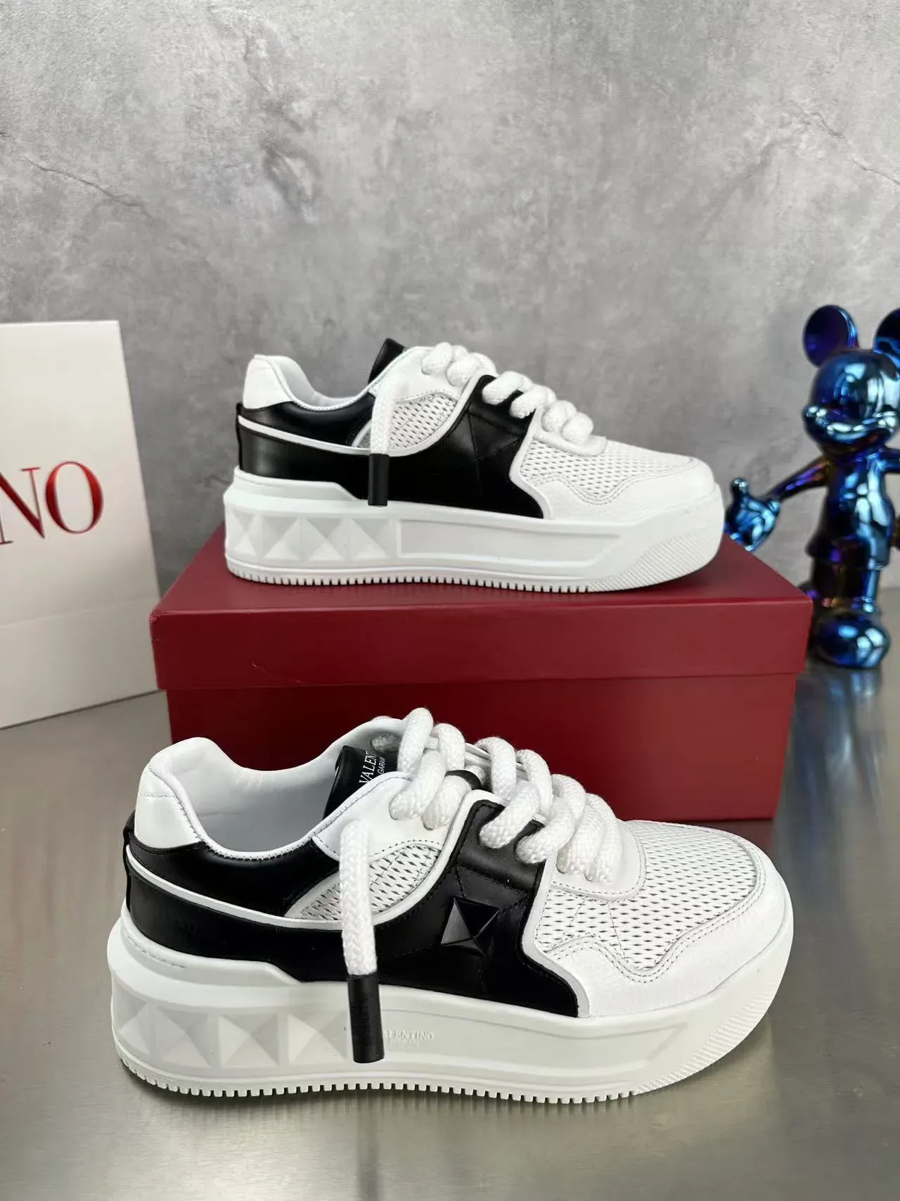 Valentino Blanc Noir maillage perforé supérieur recouvrements latéraux sneakers lifestyle 7