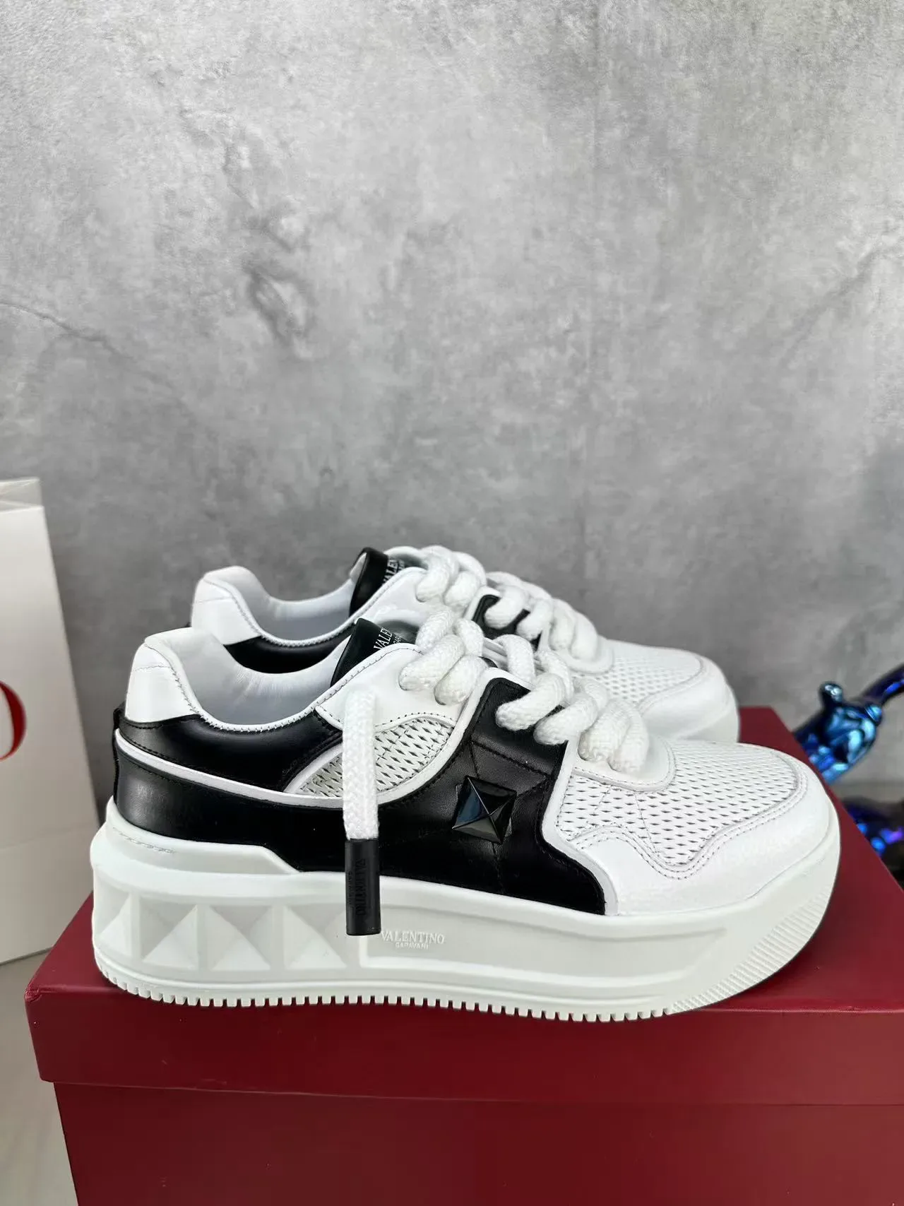 Valentino Blanc Noir maillage perforé supérieur recouvrements latéraux sneakers lifestyle 8
