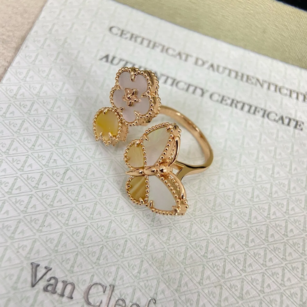 Van Cleef & Arpels Alhambra et Butterfly mère-de-perle bagues 2