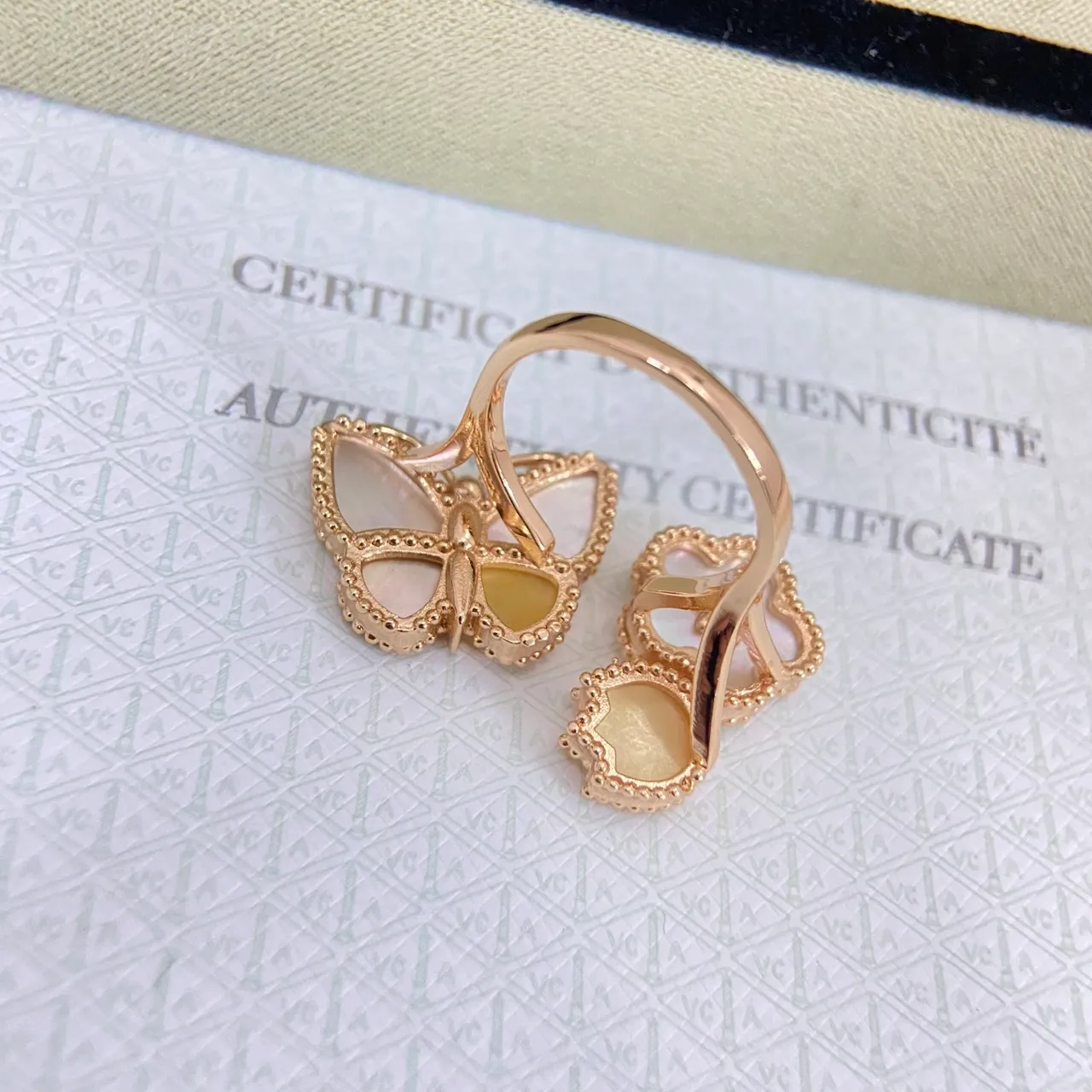 Van Cleef & Arpels Alhambra et Butterfly mère-de-perle bagues 3