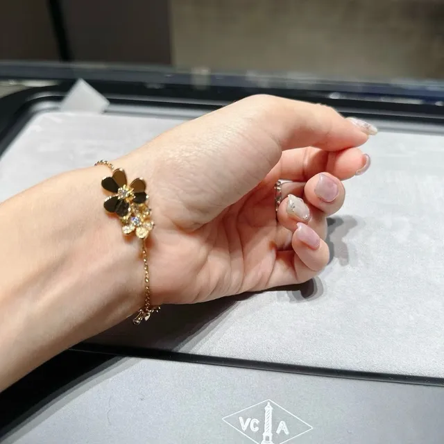 Van Cleef & Arpels Alhambra Cinq motifs Bracelet en or et diamants 6