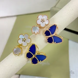 Van Cleef & Arpels Alhambra and Papillon خاتم ذهبي بحواف زرقاء ولؤلؤ مترصع