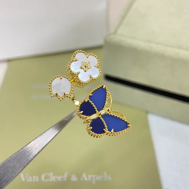 Van Cleef & Arpels Alhambra and Papillon خاتم ذهبي بحواف زرقاء ولؤلؤ مترصع 2