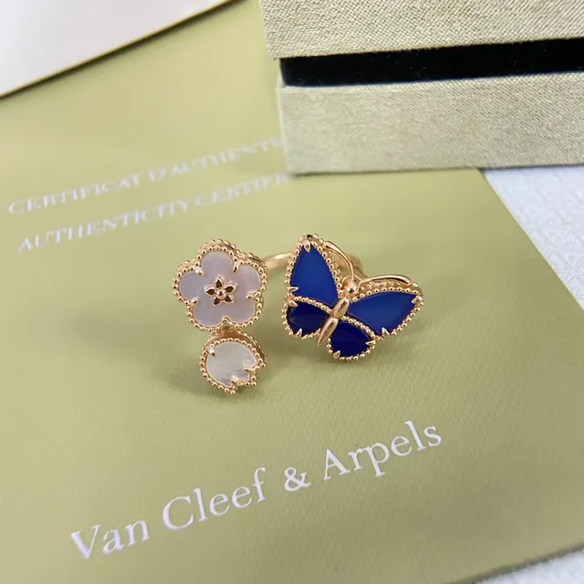 Van Cleef & Arpels Alhambra and Papillon خاتم ذهبي بحواف زرقاء ولؤلؤ مترصع 3