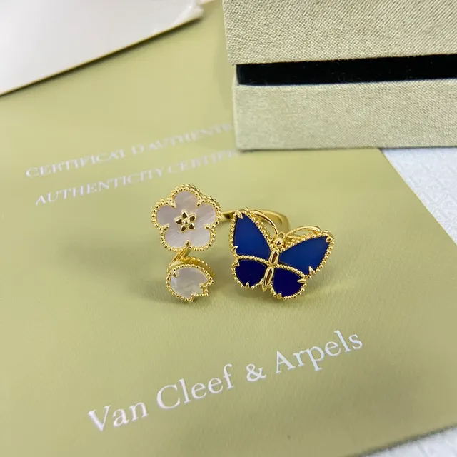 Van Cleef & Arpels Alhambra and Papillon خاتم ذهبي بحواف زرقاء ولؤلؤ مترصع 4