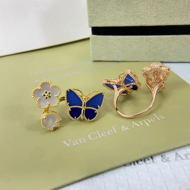 Van Cleef & Arpels Alhambra and Papillon خاتم ذهبي بحواف زرقاء ولؤلؤ مترصع 5