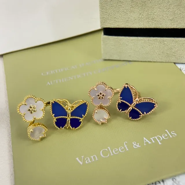 Van Cleef & Arpels Alhambra and Papillon خاتم ذهبي بحواف زرقاء ولؤلؤ مترصع 6