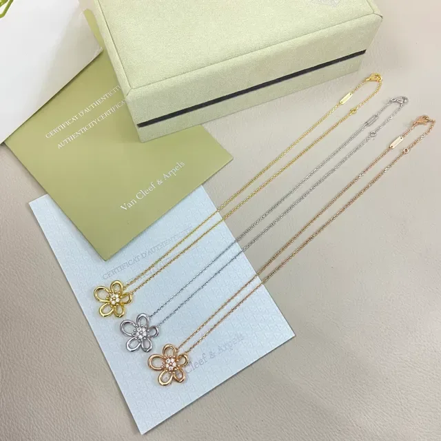 Van Cleef & Arpels Alhambra قلادة زهرية خماسية البتلات 2