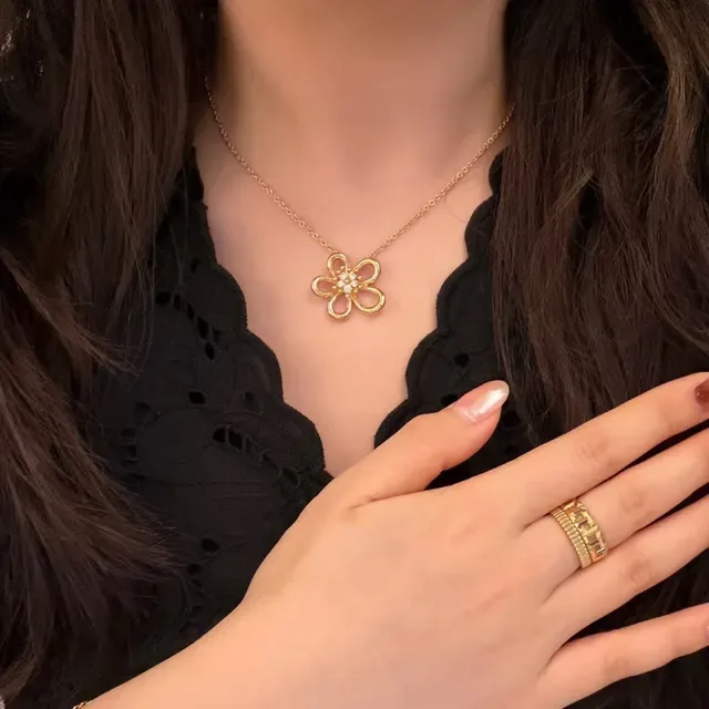 Van Cleef & Arpels Alhambra قلادة زهرية خماسية البتلات 3