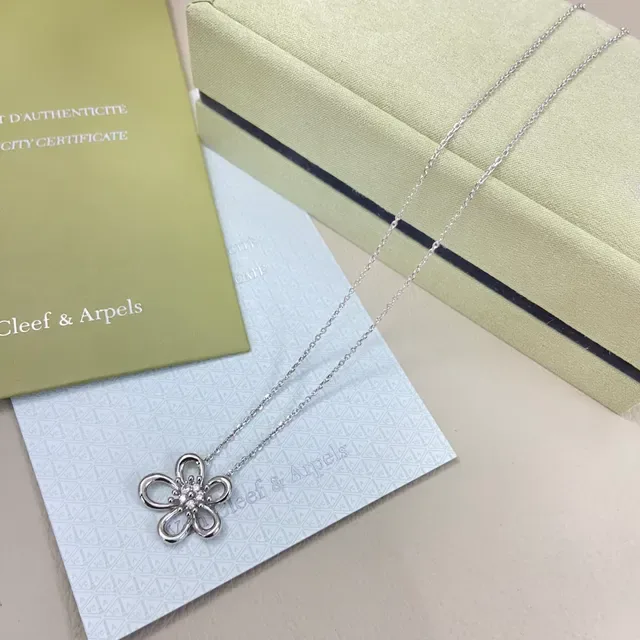 Van Cleef & Arpels Alhambra قلادة زهرية خماسية البتلات 4