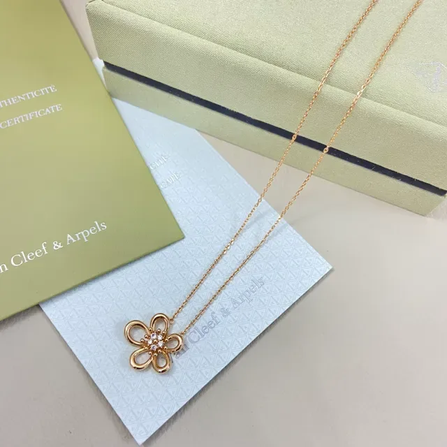 Van Cleef & Arpels Alhambra قلادة زهرية خماسية البتلات 5