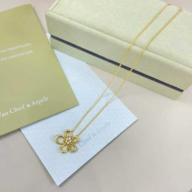Van Cleef & Arpels Alhambra قلادة زهرية خماسية البتلات 6