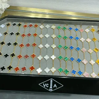 Van Cleef & Arpels Alhambra Four-Leaf Clover Émail et Mère-de-perle Bracelets