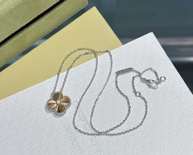Van Cleef & Arpels Alhambra Four-Leaf Clover Collier en or et diamants 6