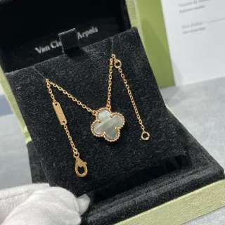 Van Cleef & Arpels Alhambra كليلة ذات أربعة أوراق مادر بيرل وذهب قلادة
