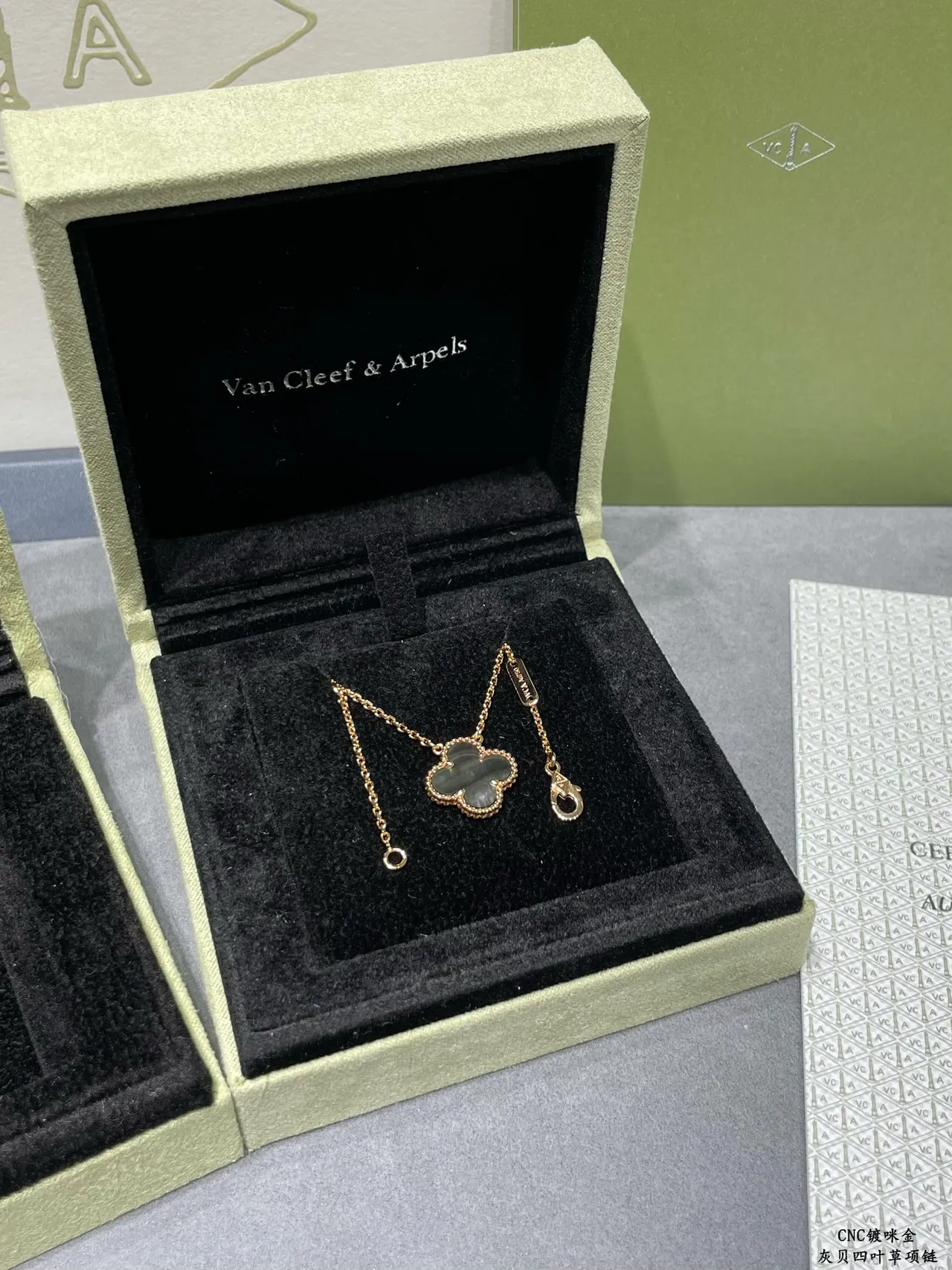 Van Cleef & Arpels Alhambra Trèfle à quatre feuilles Mère de perle Or Collier 3