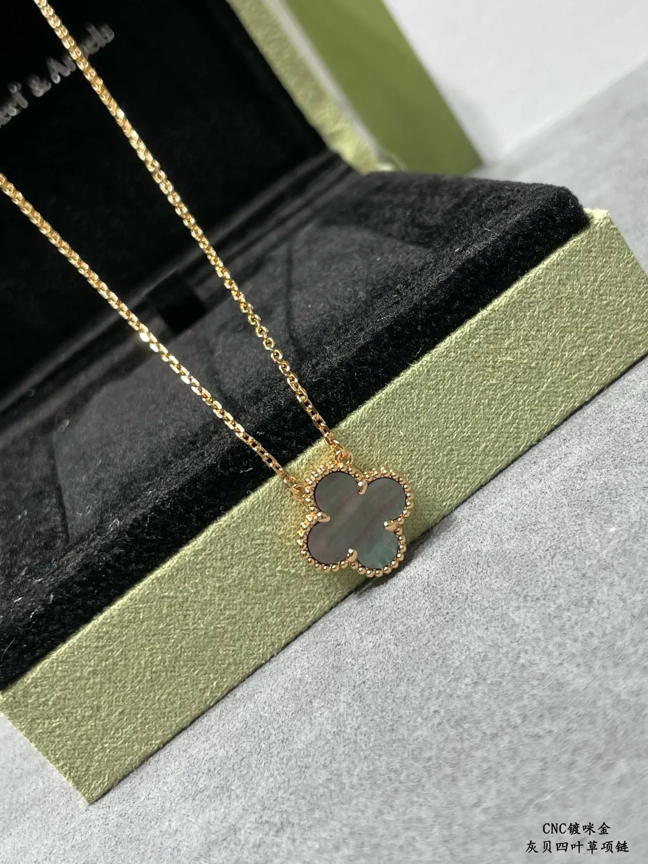 Van Cleef & Arpels Alhambra Trèfle à quatre feuilles Mère de perle Or Collier 4