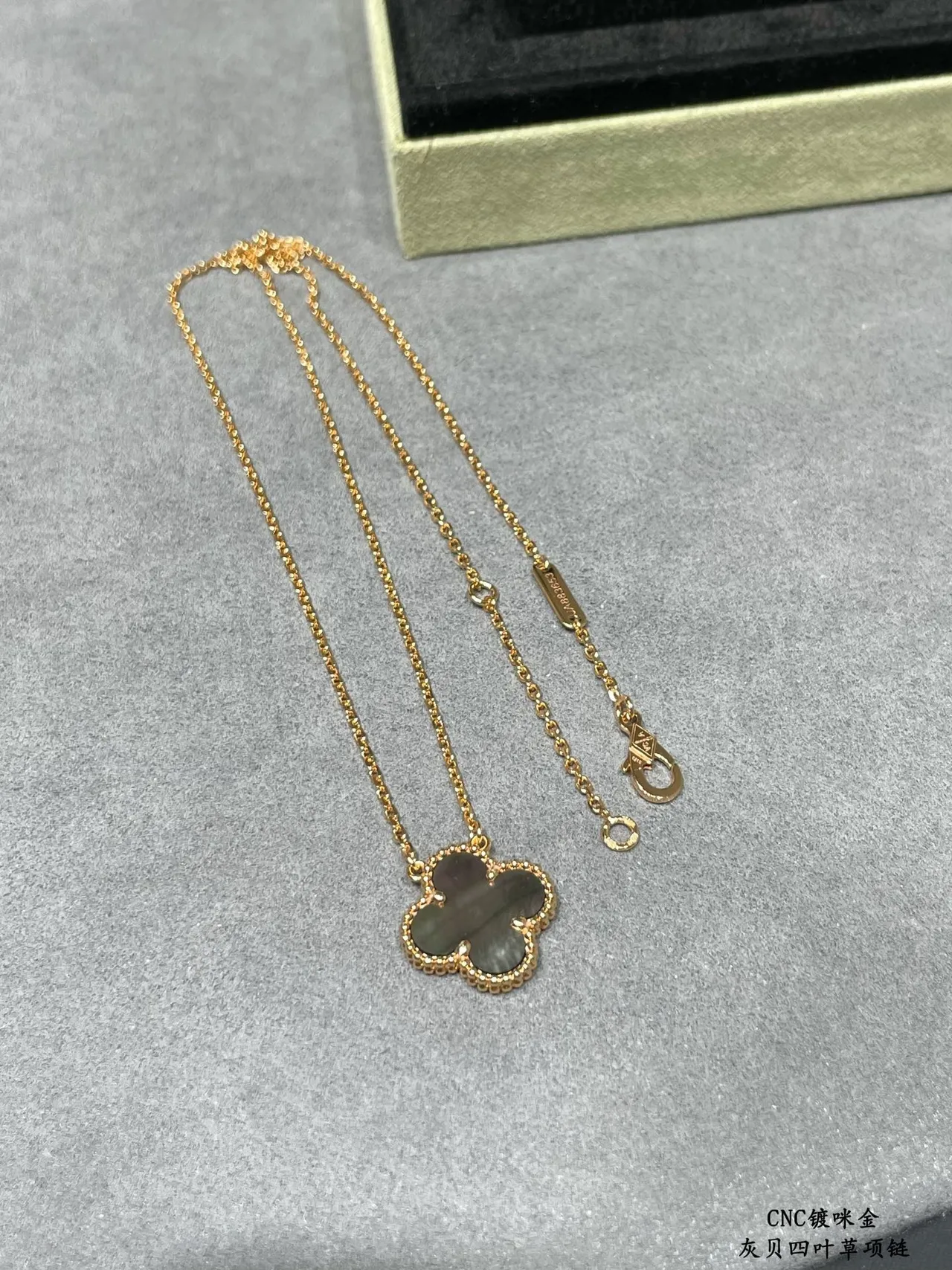 Van Cleef & Arpels Alhambra Trèfle à quatre feuilles Mère de perle Or Collier 5