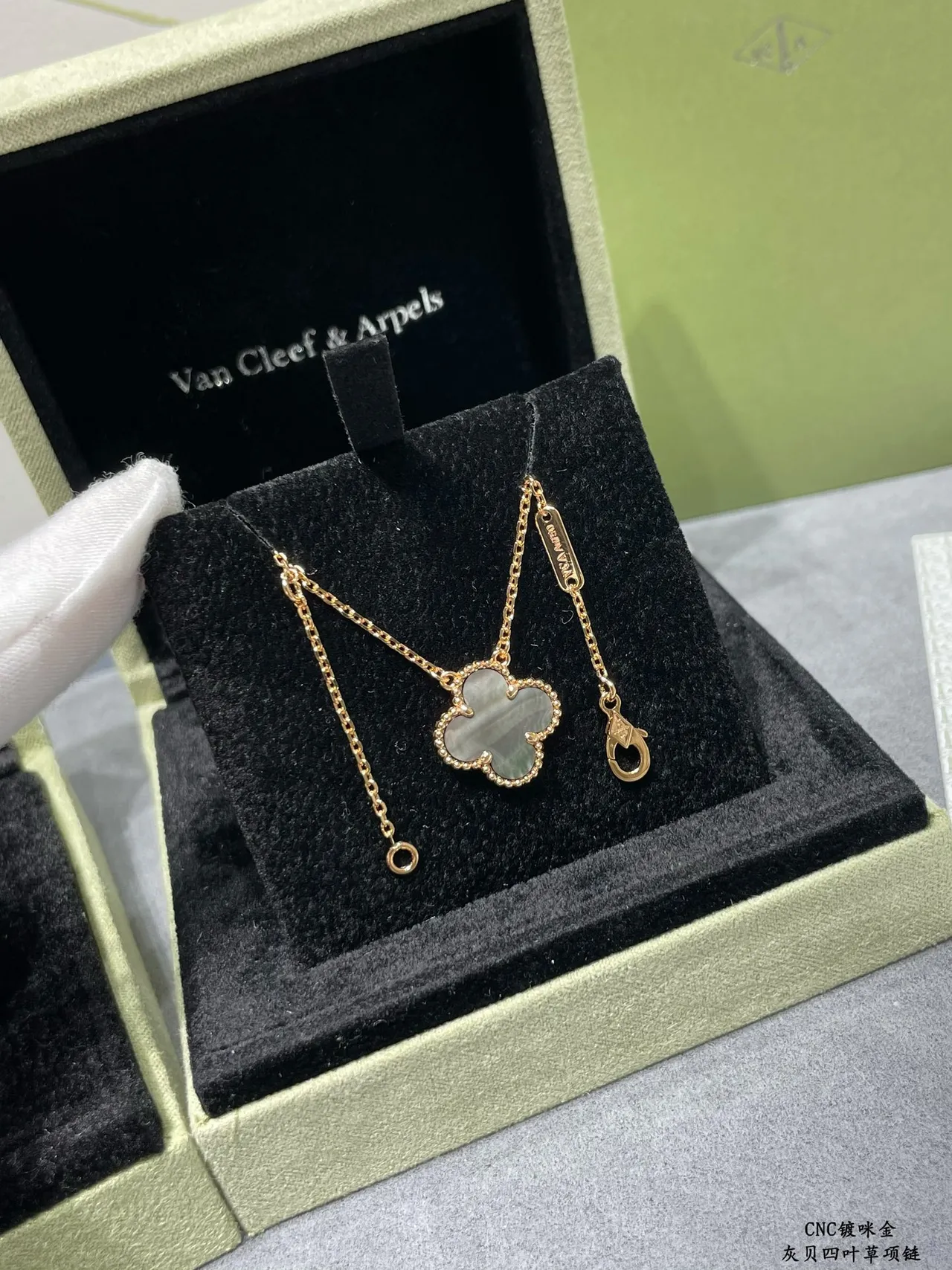 Van Cleef & Arpels Alhambra Trèfle à quatre feuilles Mère de perle Or Collier 6