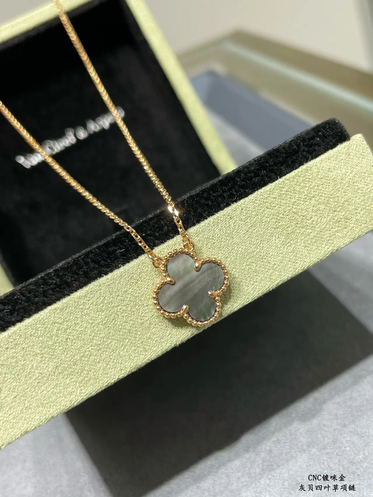 Van Cleef & Arpels Alhambra Trèfle à quatre feuilles Mère de perle Or Collier 7