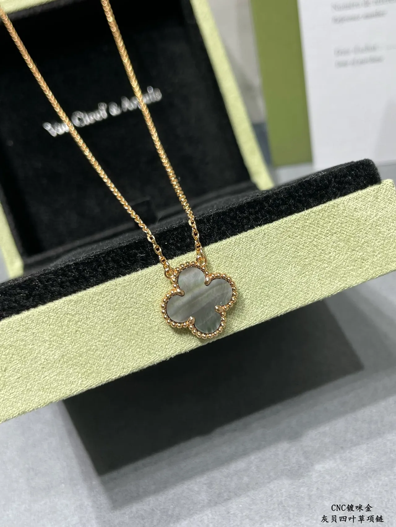 Van Cleef & Arpels Alhambra Trèfle à quatre feuilles Mère de perle Or Collier 8
