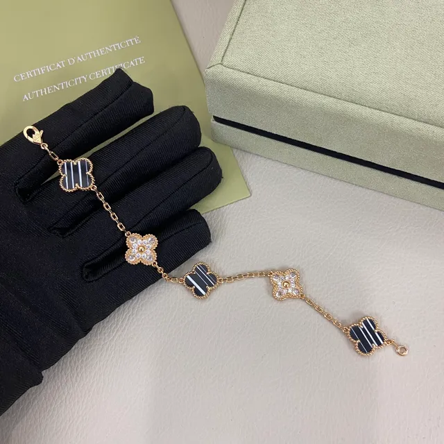 Van Cleef & Arpels Alhambra Four-Leaf Clover bracelets d'émail rayé et pavé 3