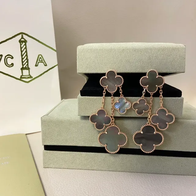 Van Cleef & Arpels Alhambra Madreperla y tono dorado Pendientes colgantes 3