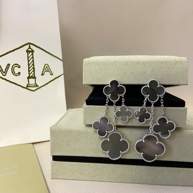 Van Cleef & Arpels Alhambra Madreperla y tono dorado Pendientes colgantes 4